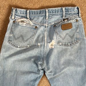 Vintage men’s wrangler blue jeans unisex men/ women 34x32 distressed baggy